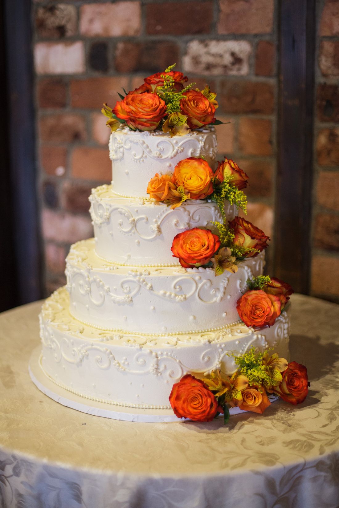 The cake with orange roses