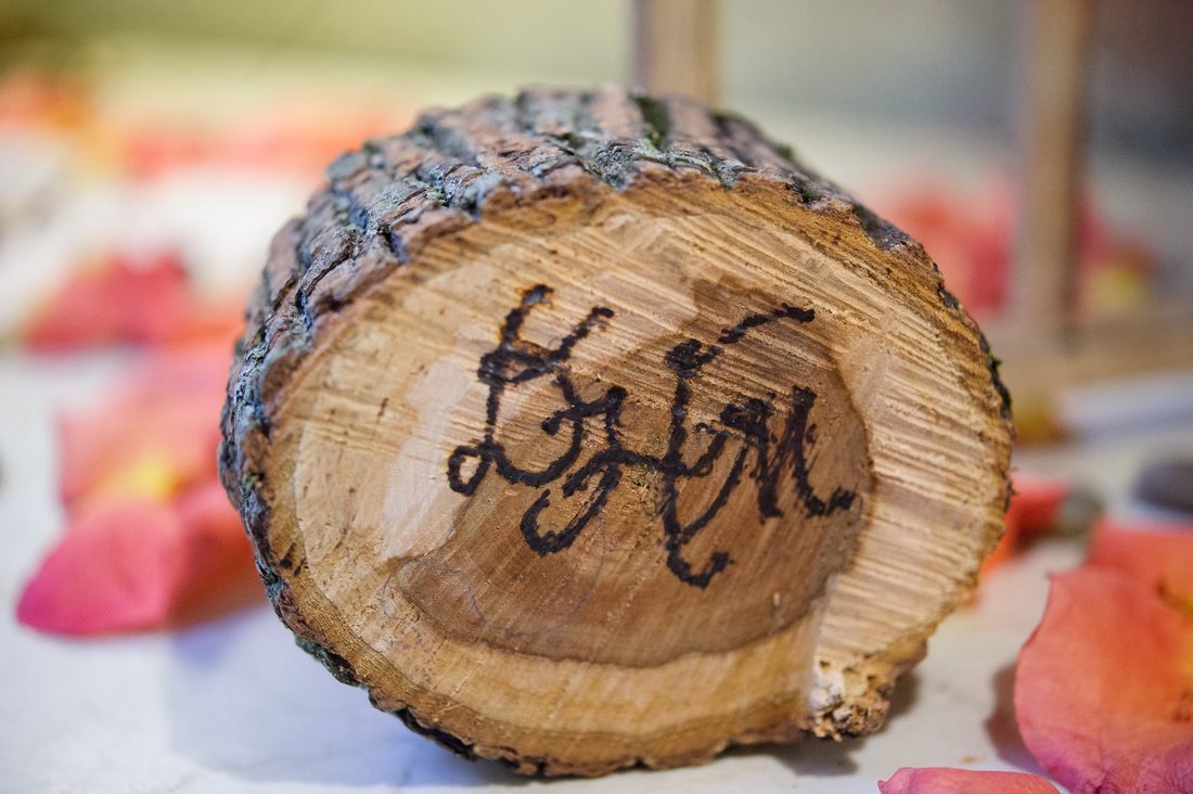 A wood slice burned with the D&M monogram