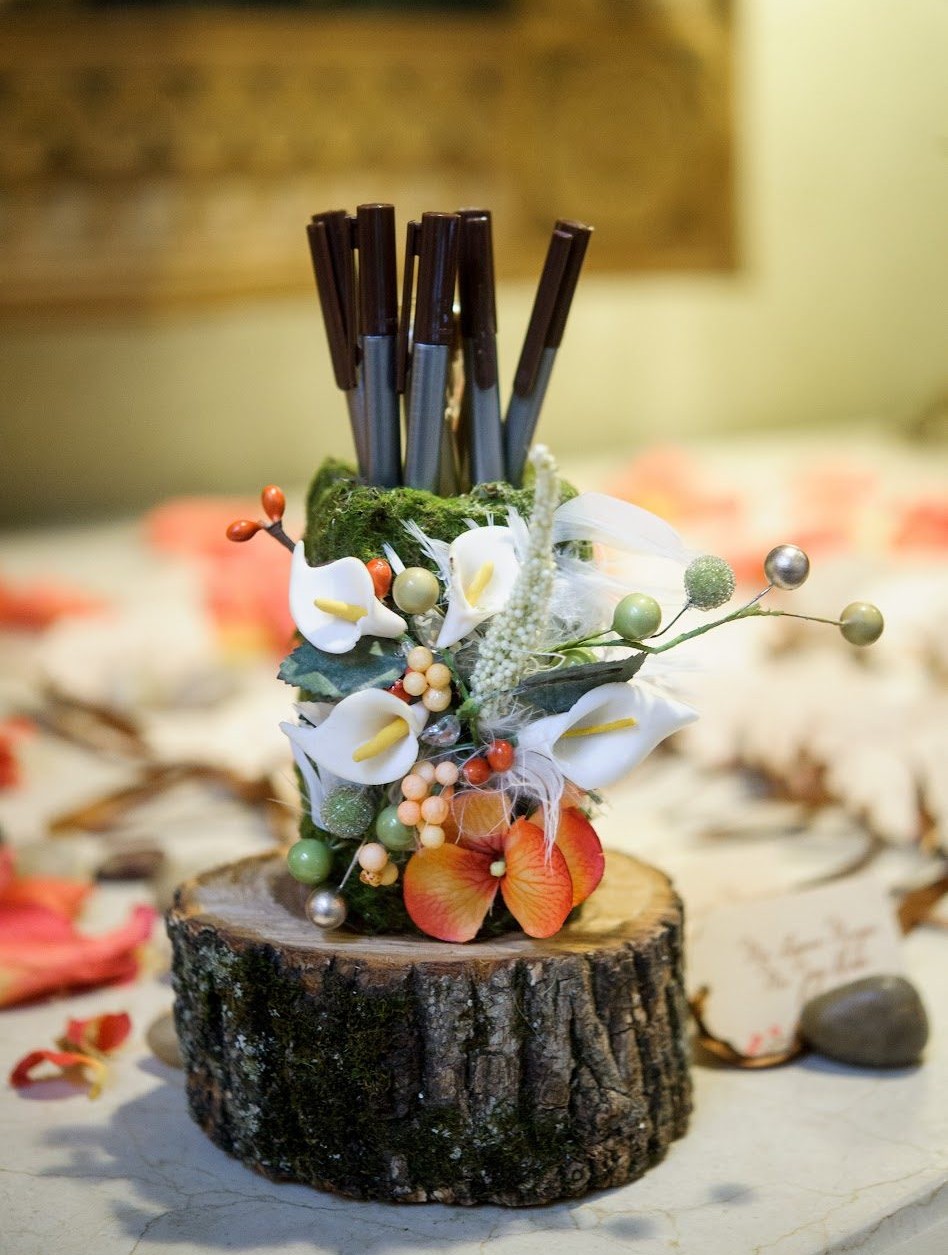The wood-slice pen holder with calla lilies